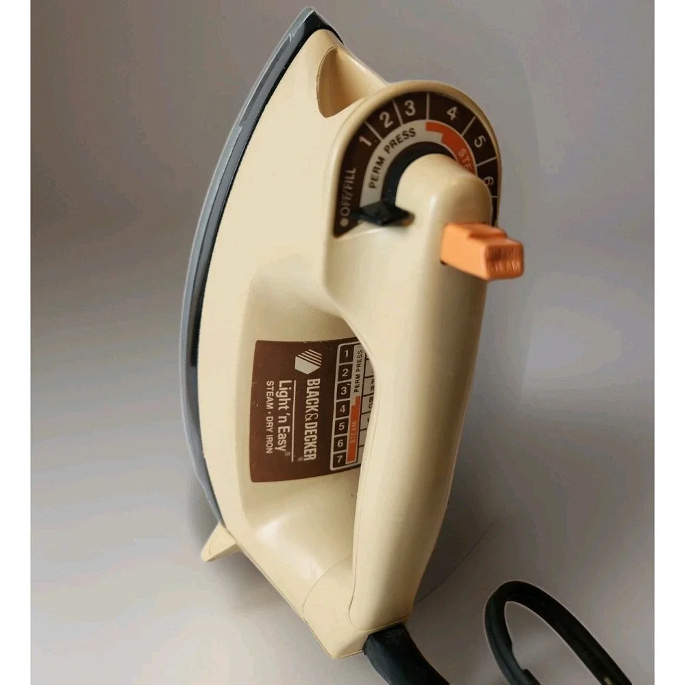 Vintage 1980s Black & Decker Light 'n Easy Steam-Dry Iron 8ft. Cord Works! EUC